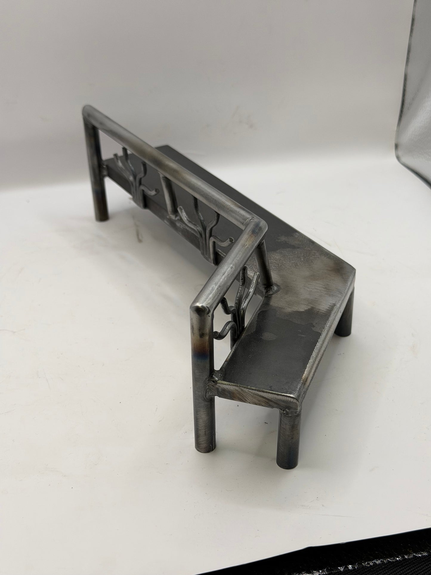 Coral Kink bench 1 of 1