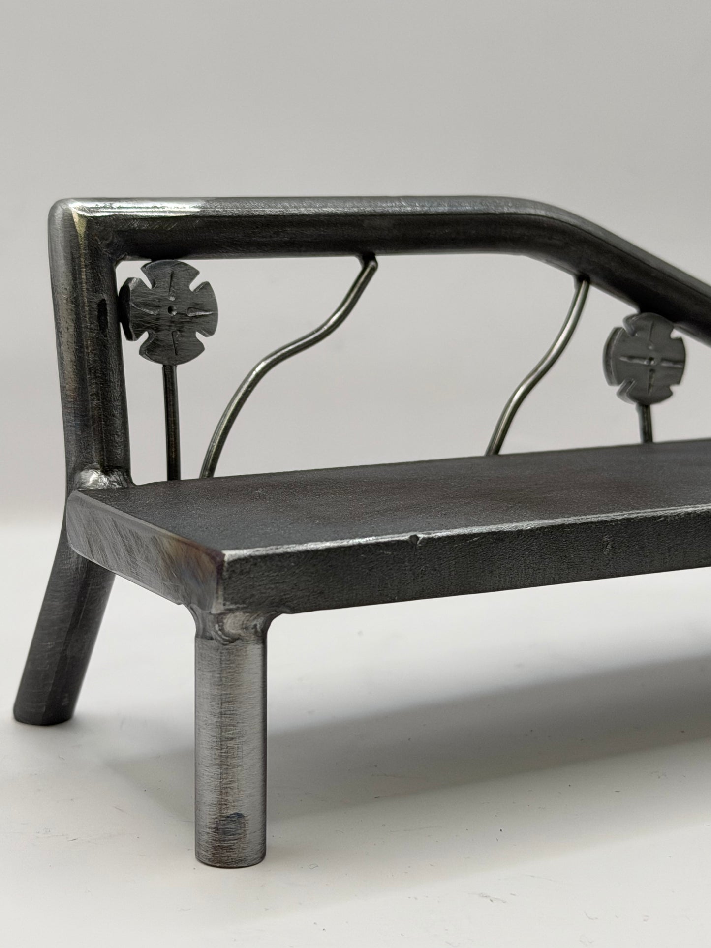 Left side up kink Flower Bench 1 of 1