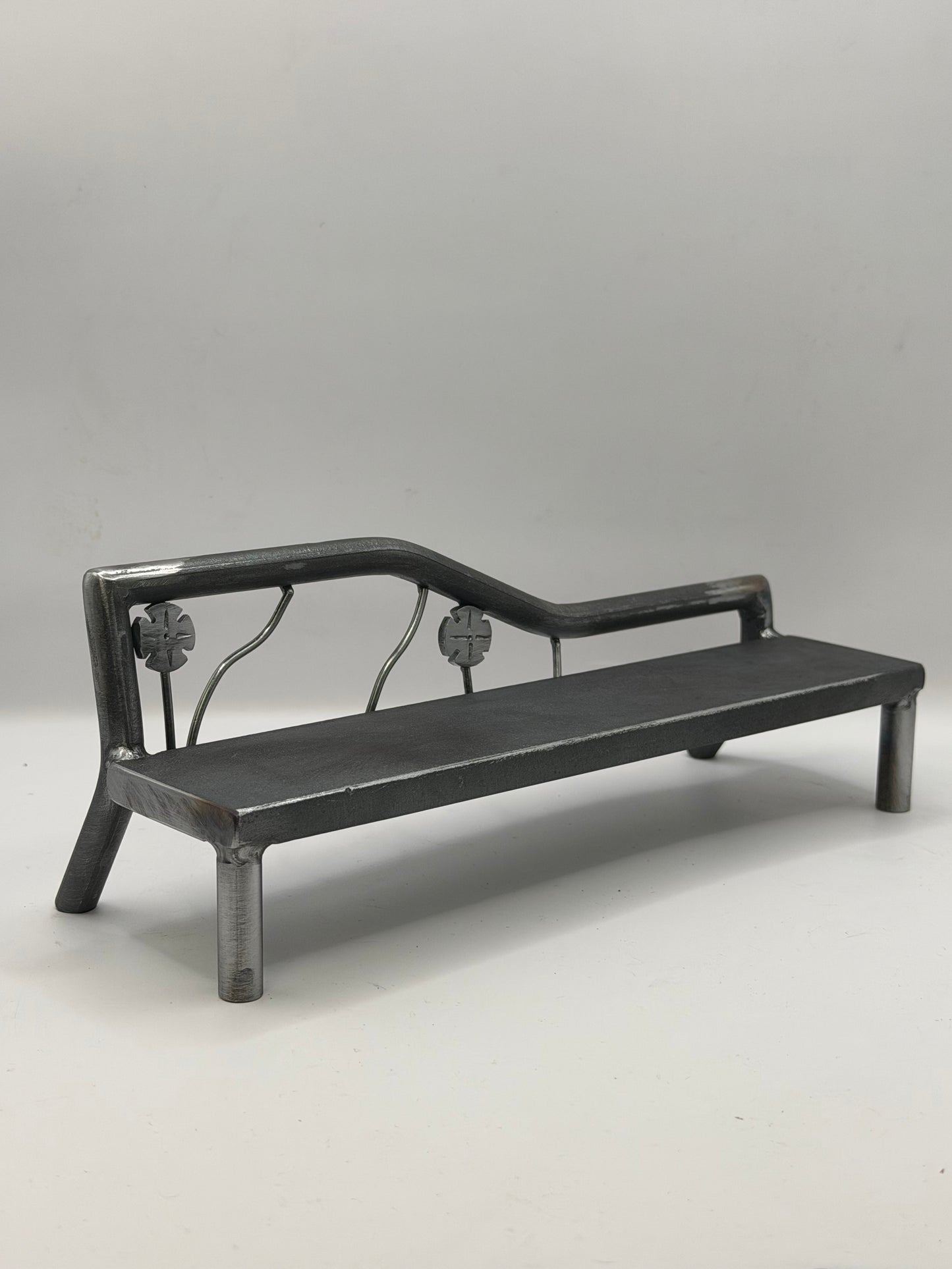 Left side up kink Flower Bench 1 of 1